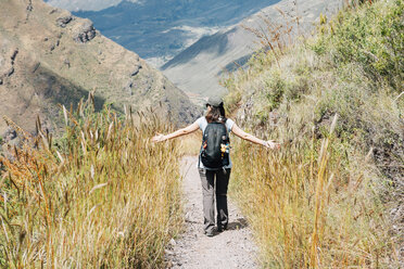 Peru, Valle Sagrado, Frau beim Wandern auf dem Weg zu den Inka-Ruinen des archäologischen Komplexes von Pisac - GEMF01665