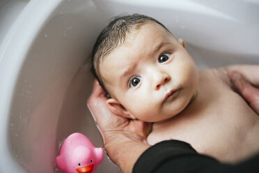 Frau badet Baby in einer Wanne - GEMF01666