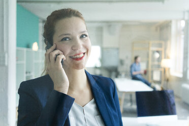 Lächelnde Geschäftsfrau beim Telefonieren - JOSF01145