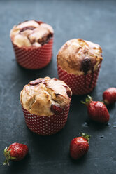 Erdbeer-Muffins und Erdbeeren auf dunklem Hintergrund - IPF00384