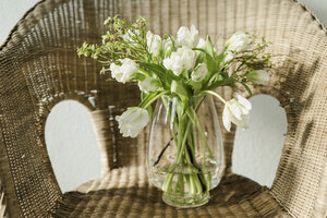Weiße Tulpen in Blumenvase - ASCF00746