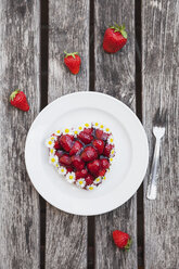Hausgemachtes Erdbeertörtchen in Herzform mit Gänseblümchen verziert - GWF05237