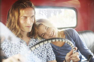 Lächelndes junges Paar in einem alten Pick-up - ZEF13879