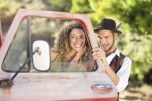 Glückliches junges Paar an altem Pick-up-Truck - ZEF13889