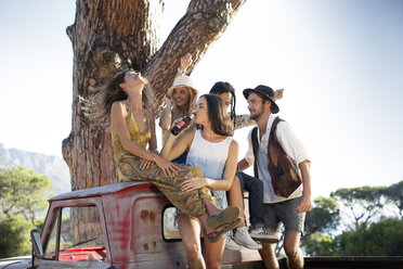 Fröhliche junge Leute vor einem Pick-up-Truck, die sich amüsieren - ZEF13908