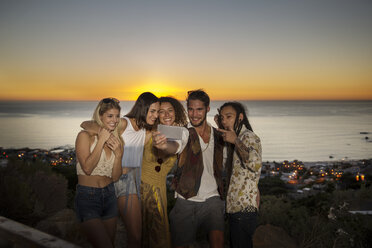 Junge Leute machen ein Selfie an der Küste bei Sonnenuntergang - ZEF13922