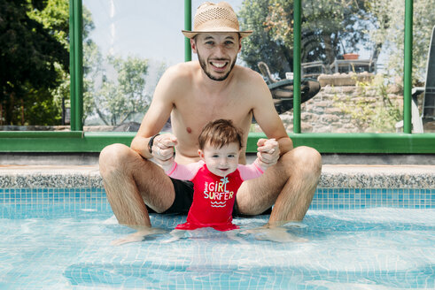 Glückliches kleines Mädchen im Schwimmbad mit Vater - GEMF01676