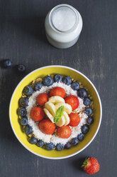 Schale mit Dinkelpops mit Blaubeeren, Erdbeeren, Bananen und Kokosflocken - ODF01528