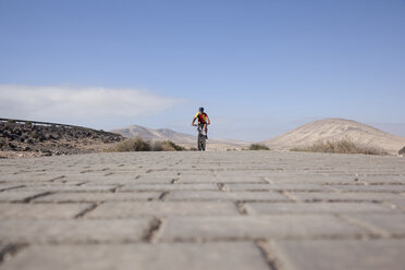 Spanien, Kanarische Inseln, Fuerteventura, älterer Mann auf Mountainbike - MFRF00845