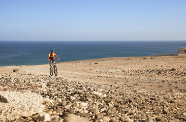 Spanien, Kanarische Inseln, Fuerteventura, älterer Mann auf Mountainbike - MFRF00850
