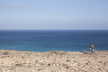 Spanien, Kanarische Inseln, Fuerteventura, älterer Mann auf Mountainbike - MFRF00852