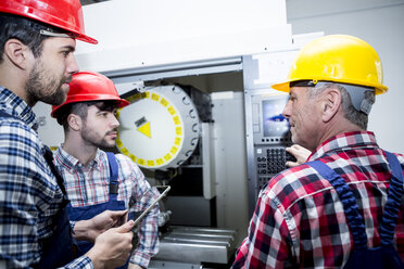 Mitarbeiter in der Fabrik an der CNC-Maschine - WESTF23471