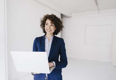 Businesswoman using laptop - KNSF01570