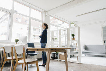 Businesswoman in office, looking confident - KNSF01580