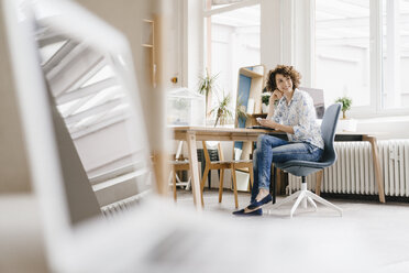 Geschäftsfrau im Büro mit Smartphone - KNSF01584