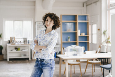 Businesswoman in office looking confident - KNSF01587