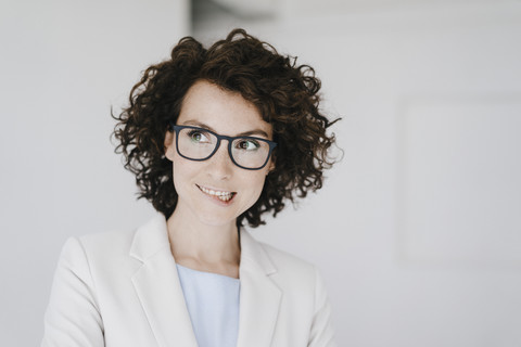 Geschäftsfrau mit Brille, zweifelnder Blick, lizenzfreies Stockfoto