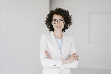 Businesswoman wearing glasses, looking confident - KNSF01605