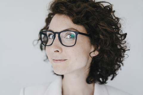 Geschäftsfrau mit Brille, selbstbewusst wirkend, lizenzfreies Stockfoto