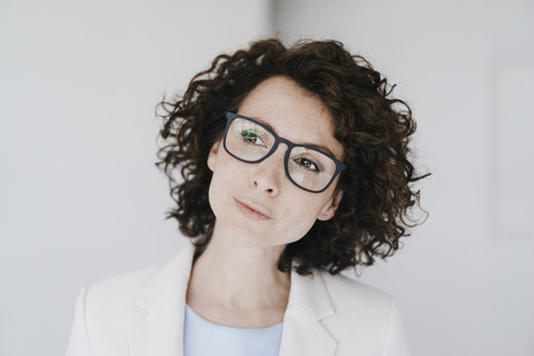 Geschäftsfrau mit Brille, zweifelnder Blick, lizenzfreies Stockfoto