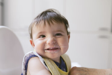 Portrait of smiling baby girl after having a meal - GEMF01681