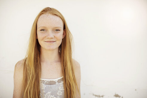 Porträt eines lächelnden Mädchens mit langen roten Haaren - ZEF13923