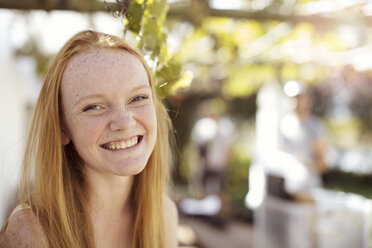 Porträt eines glücklichen Mädchens mit langen roten Haaren - ZEF13924
