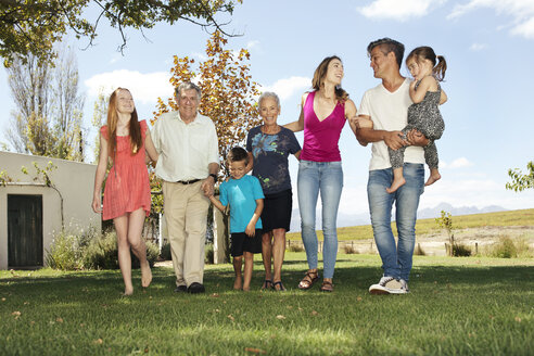 Glückliche Großfamilie im Garten - ZEF13942