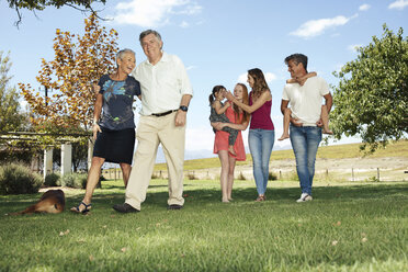 Glückliche Großfamilie im Garten - ZEF13945