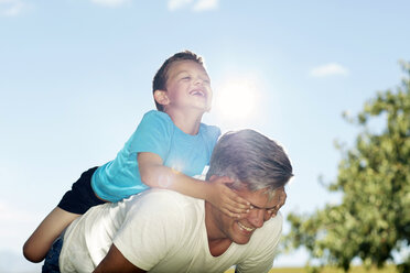 Vater spielt mit Sohn im Freien - ZEF13952