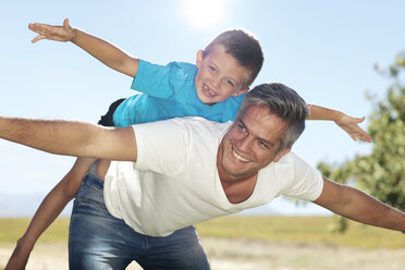 Vater spielt mit Sohn im Freien - ZEF13953