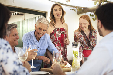 Glückliche Familie beim gemeinsamen Mittagessen im Freien - ZEF13970