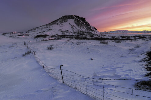 Island, verschneite Landschaft bei Sonnenuntergang - RAEF01881