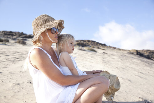 Spanien, Fuerteventura, Mutter mit Tochter am Strand - MFRF00859