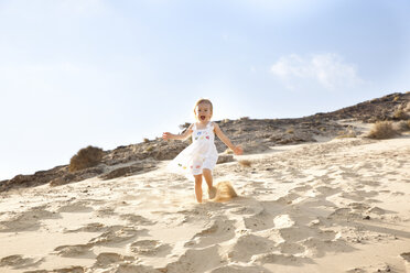 Spanien, Fuerteventura, Mädchen läuft am Strand die Düne hinunter - MFRF00863