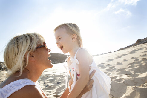 Spanien, Fuerteventura, glückliche Mutter mit Tochter am Strand - MFRF00864