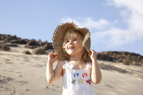 Spanien, Fuerteventura, glückliches Mädchen am Strand - MFRF00865