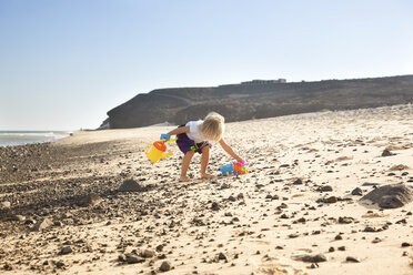 Spanien, Fuerteventura, Mädchen spielt am Strand - MFRF00866