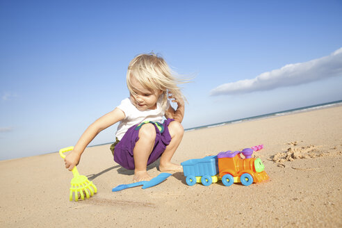 Spanien, Fuerteventura, Mädchen spielt am Strand - MFRF00867