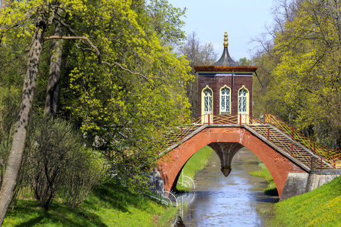 Russland, St. Petersburg, Puschkin, Katharinenpark, Brücke mit Gebäude über Bach - KNTF00860