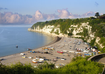 UK, Beer, view to beach and Jurassic Coast - SIEF07430