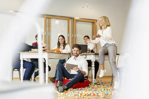 Kreative Fachleute treffen sich in einem Büro, umgeben von bunten Styroporteilen - PESF00634