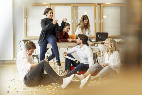 Verspielte Kreativprofis treffen sich im Büro - PESF00636