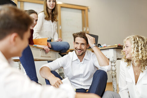 Glückliche Kreativschaffende treffen sich im Büro - PESF00637