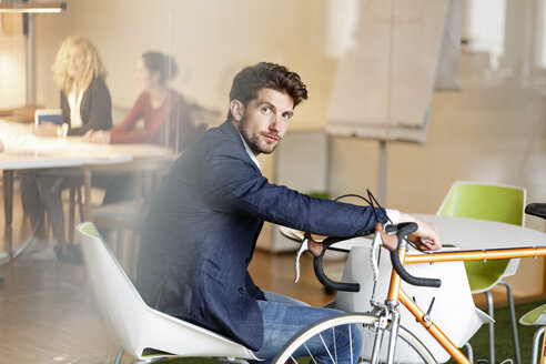 Geschäftsmann mit Fahrrad im Büro - PESF00648