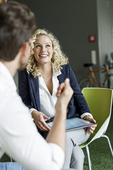 Zwei Kollegen treffen sich im Büro - PESF00660