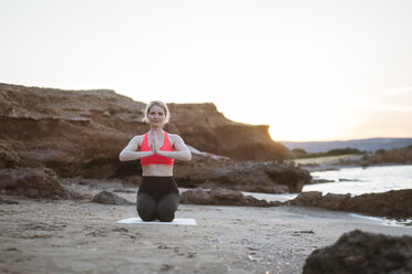 Griechenland, Kreta, Frau übt Yoga am Strand - CHPF00403