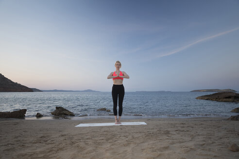 Griechenland, Kreta, Frau übt Yoga am Strand - CHPF00404