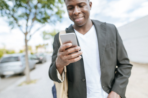 Männliche Hand hält Smartphone, lizenzfreies Stockfoto