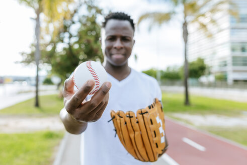 Mann hält Baseball in der Hand, Nahaufnahme - KIJF01553